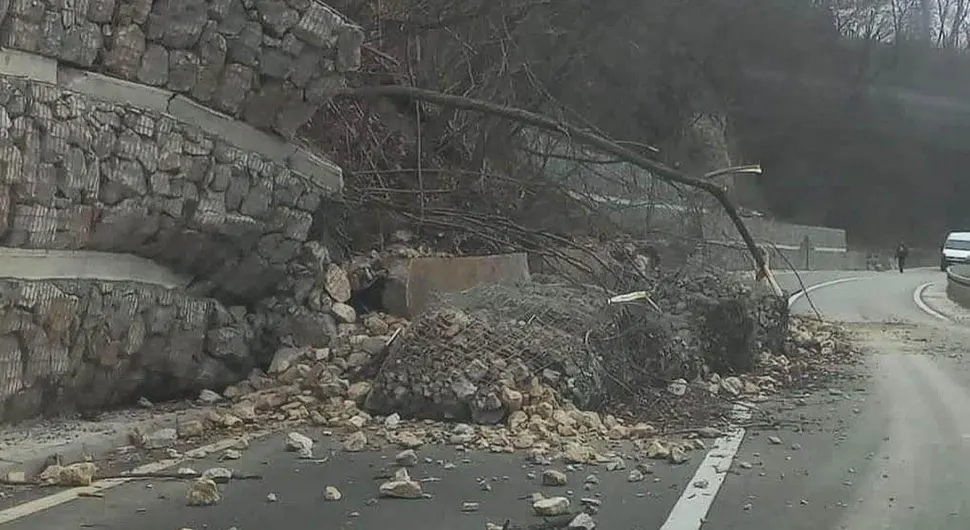 Veliki odron odnio potporni zid na put