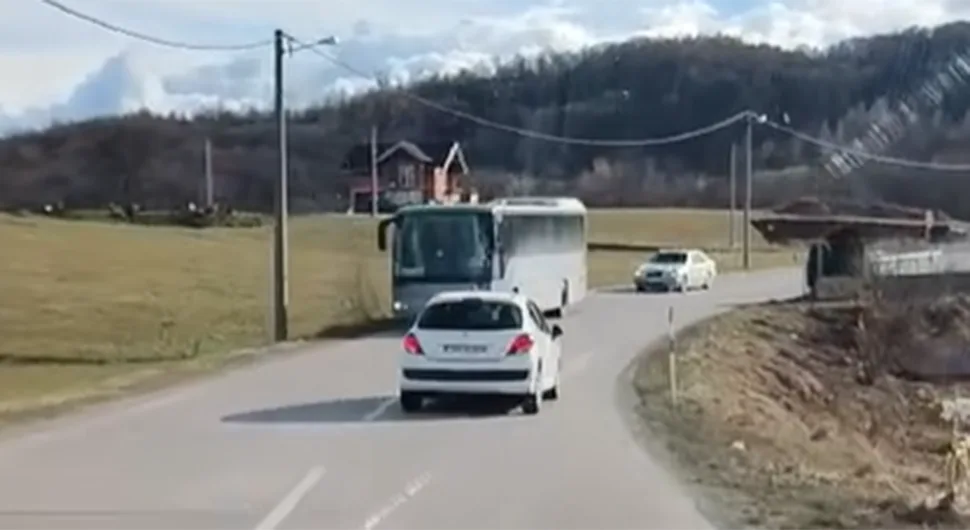 Nevjerovatan snimak: Pijan krivudao cestom, drugi vozač ga upozoravao
