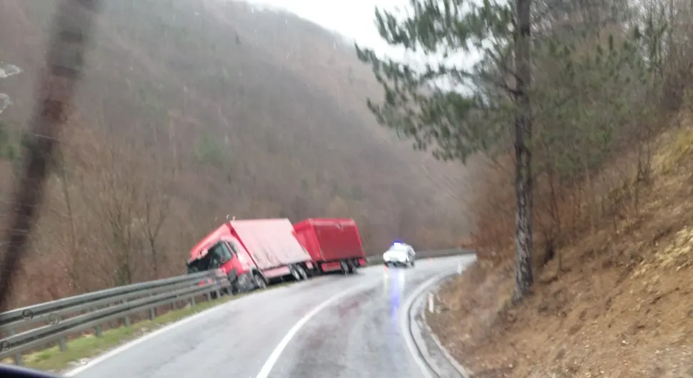 Kamion sletio sa puta u kanjonu