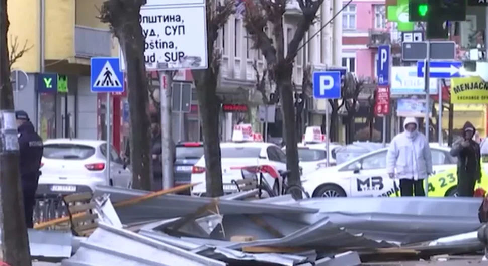 Lim sa zgrade pao na trotoar, povrijeđeno osam osoba