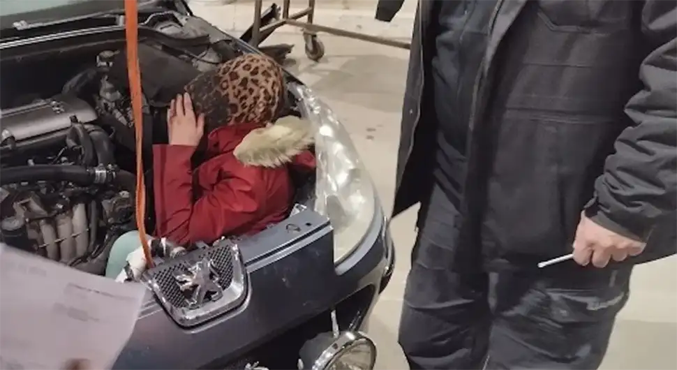 Migrantkinja otkrivena ispod haube automobila
