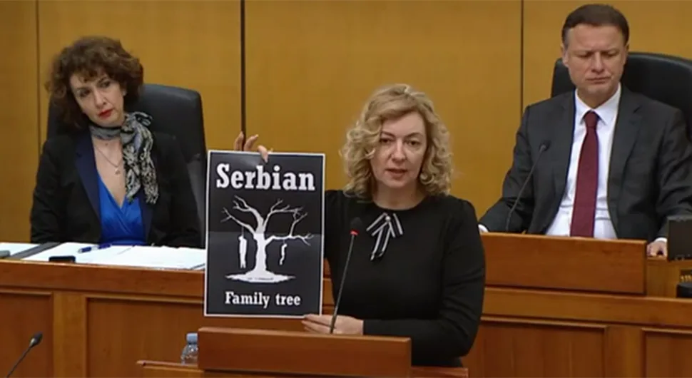 "Serbian family tree": Fotografija na kojoj vise obješeni ljudi nađena kod crvkve u Vinkovcima