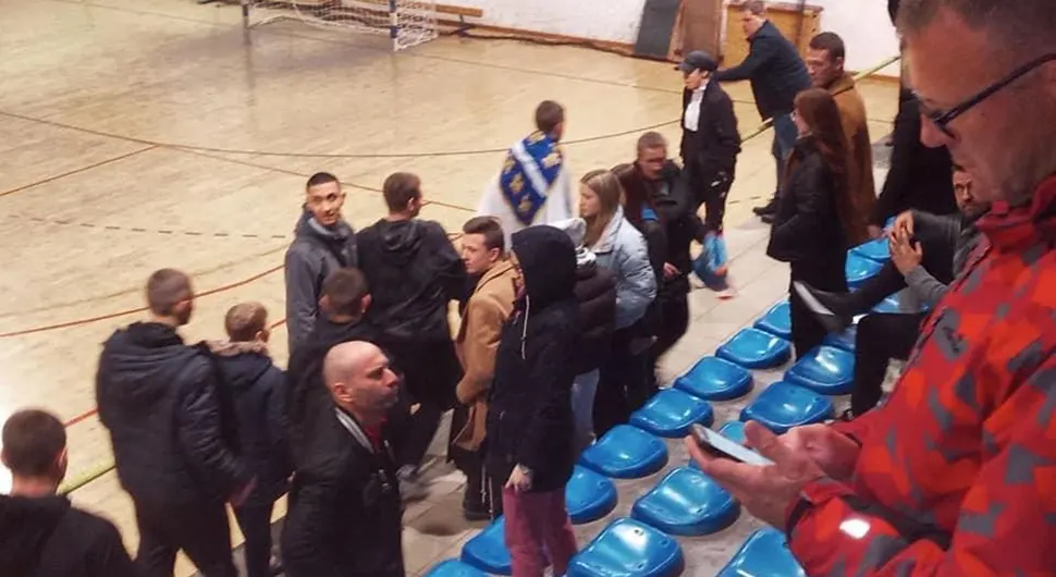 Potpuno divljaštvo: Huligani napali igrače KMF Radnik u Brčkom