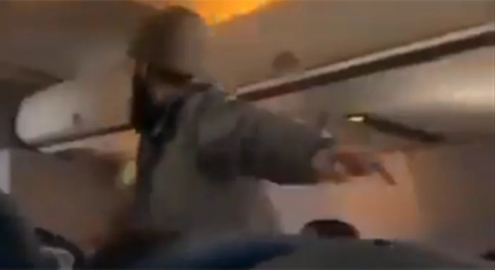 Objavljen snimak incidenta u kojem je muškarac pokušao otvoriti vrata u avionu