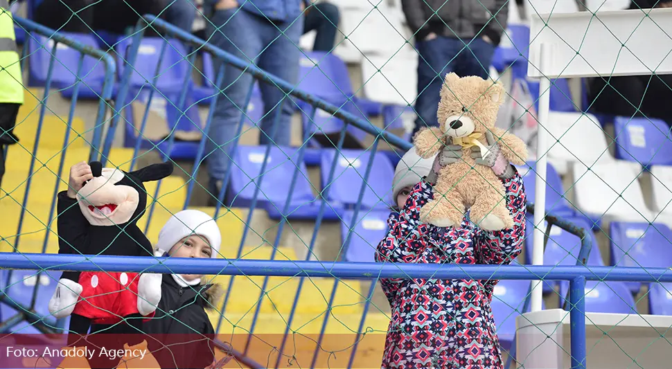Navijači na utakmici Željezničar - Sloboda donijeli igračke za djecu Turske i Sirije
