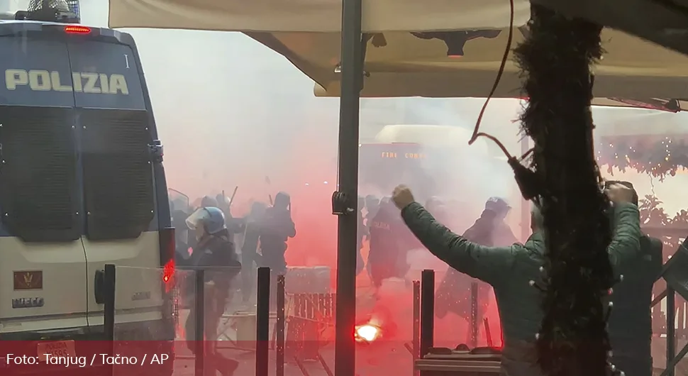 Navijači napravili haos u Napulju: Napali policiju i palili automobile