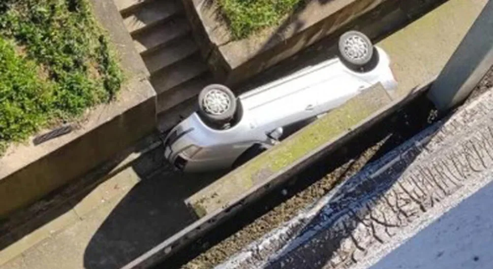 Auto parkirao "na kant"