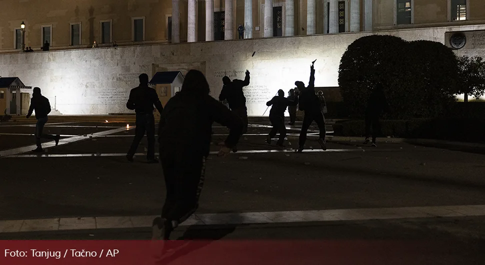 Protesti u Atini, policija upotrijebila suzavac