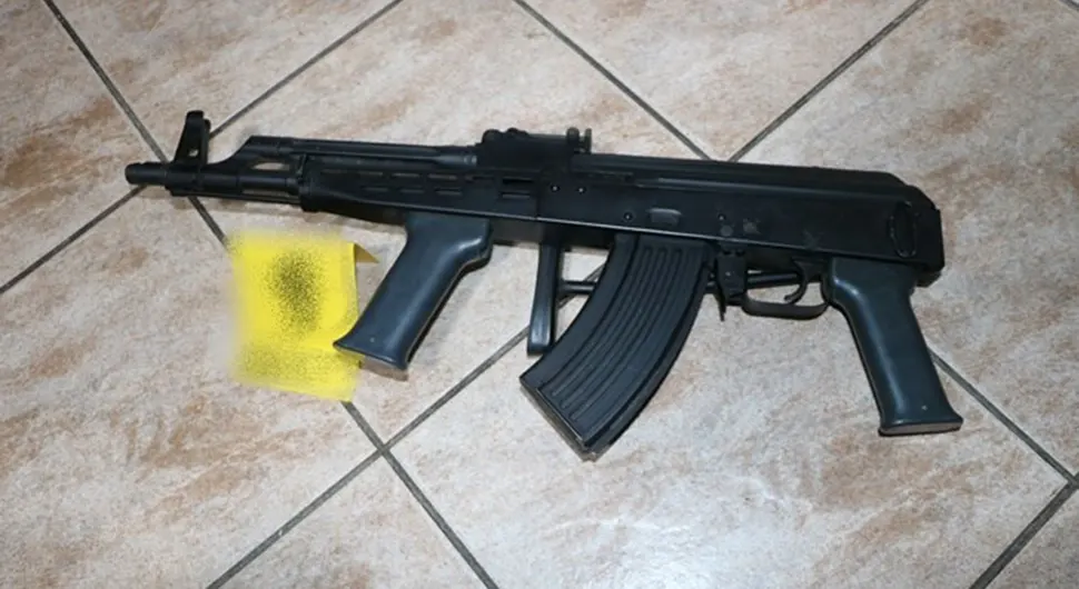 Slavili pa zapucali iz automata, pronađen arsenal oružja