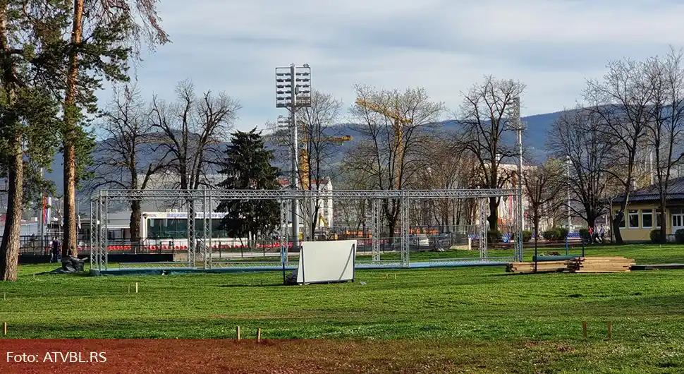 Nikle tribine na terenima za trening, navijačko selo dobija obrise