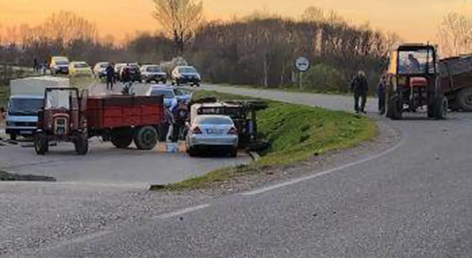 Traktor se prevrnuo i pao na auto