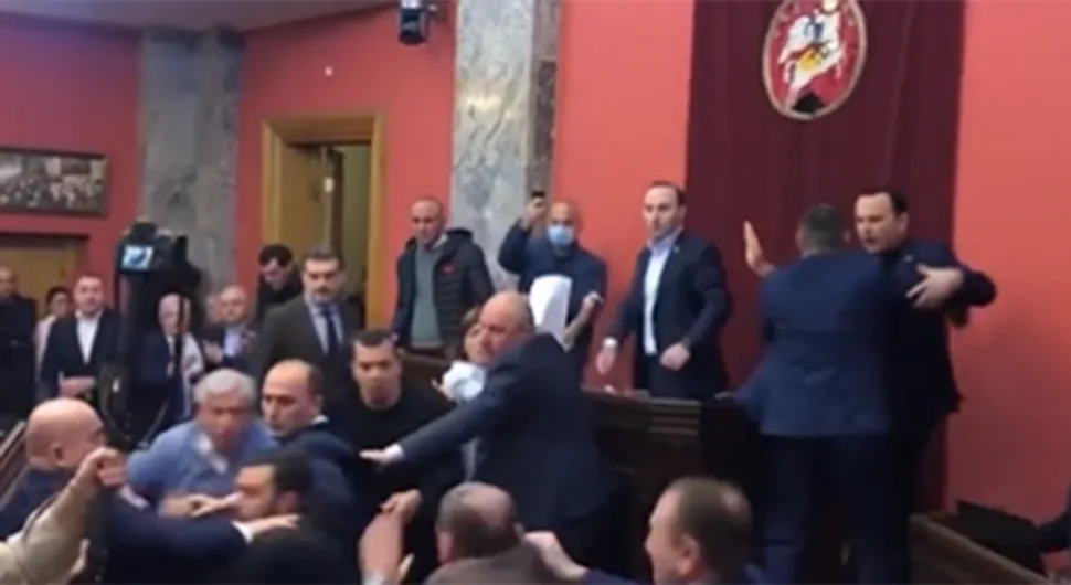 Haos i metež: Potukli se poslanici u paramentu