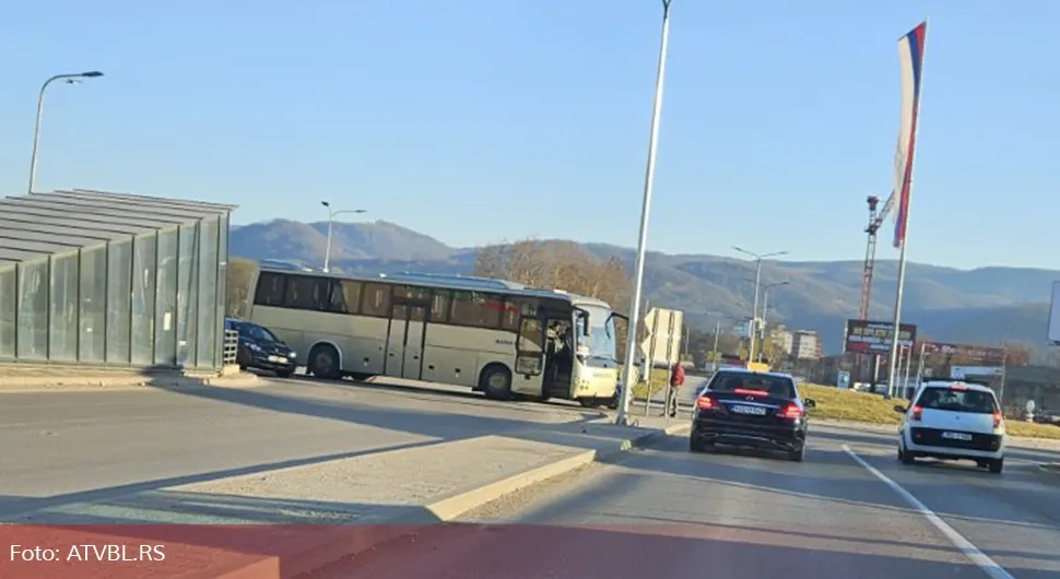 Sudar auta i autobusa u kružnom toku kod "Delte" u Banjaluci