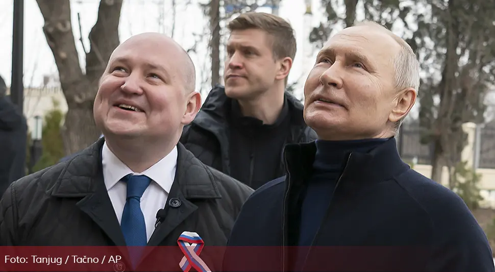 Putin obišao Mariupolj, vozio automobil ulicama