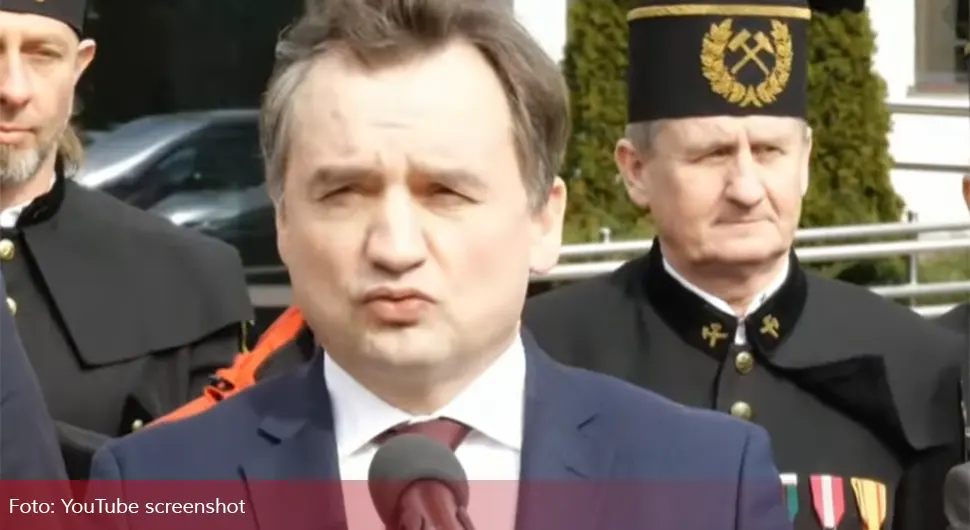 Poljski ministar nosi pištolj za pojasom - VIDEO
