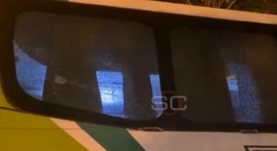 Huligani ne znaju gdje udaraju: Kamenovali autobus, unutra njihovi fudbaleri!