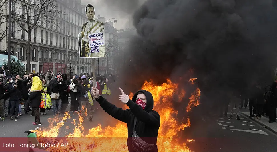 Sukob demonstranata i policije u Parizu (VIDEO)