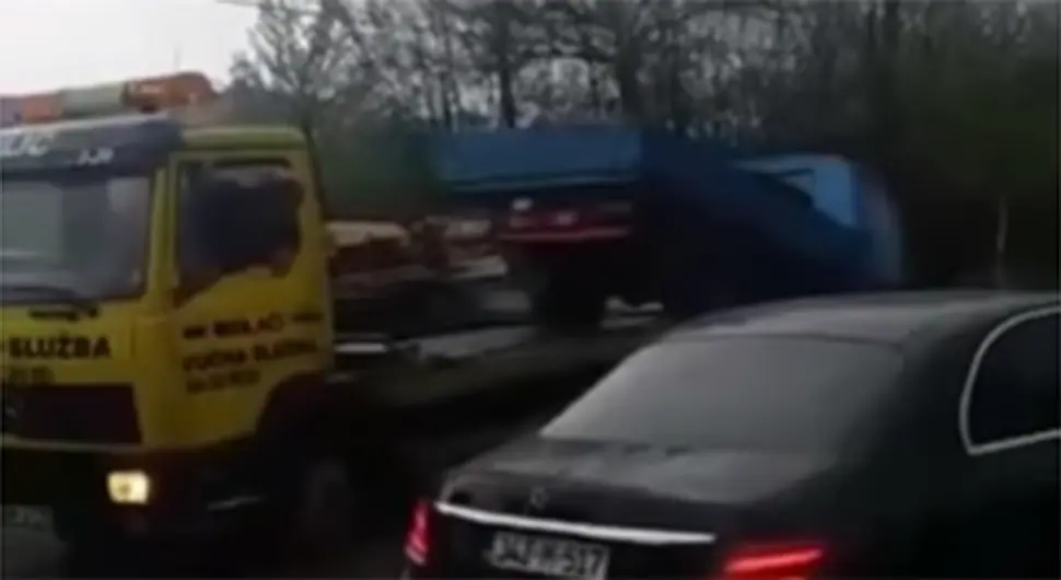 Kamion sletio sa šlepera, ganjali ga po livadi - VIDEO