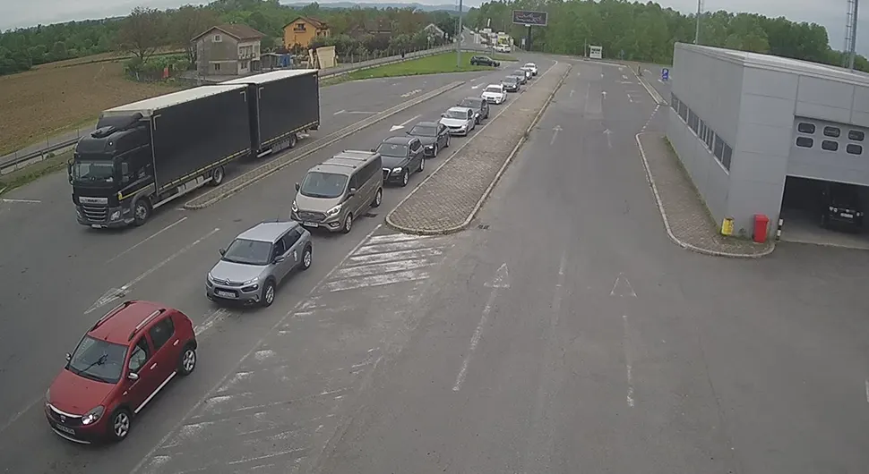 Vožači, imajte strpljenja: Gužve na više graničnih prelaza