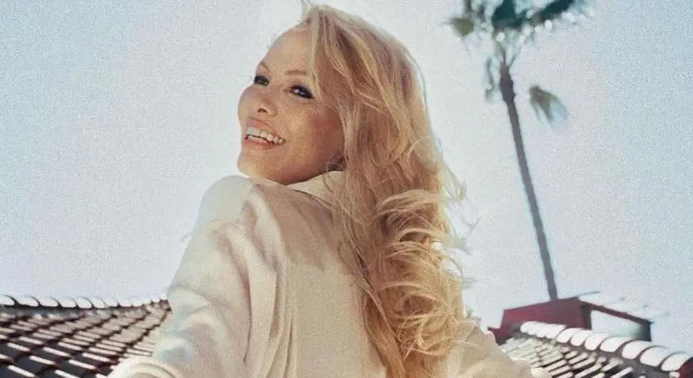 Pamela Anderson u kostimu iz serije “Baywatch” pokazala liniju
