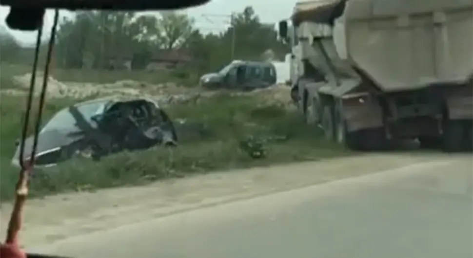 Kamion uletio u lijevu traku: Jedna osoba poginula, druga teško povrijeđena
