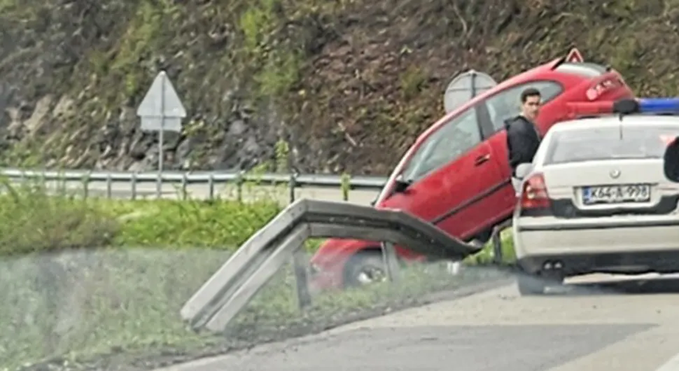 Nezgoda na putu Bihać- Bosanska Krupa, autom probio zaštitnu ogradu