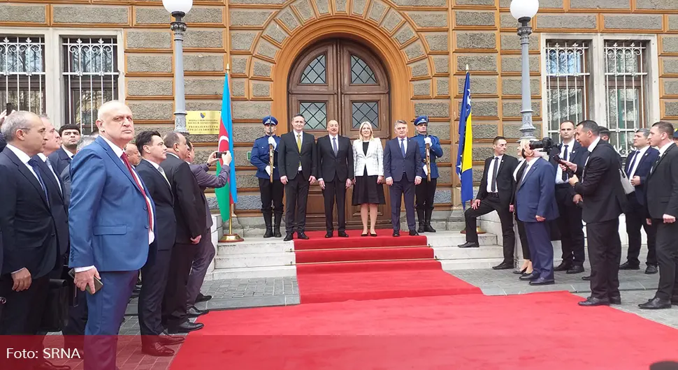 Predsjednik Azerbejdžana doputovao u Sarajevo, dočekan pred zgradom Predsjedništva BiH