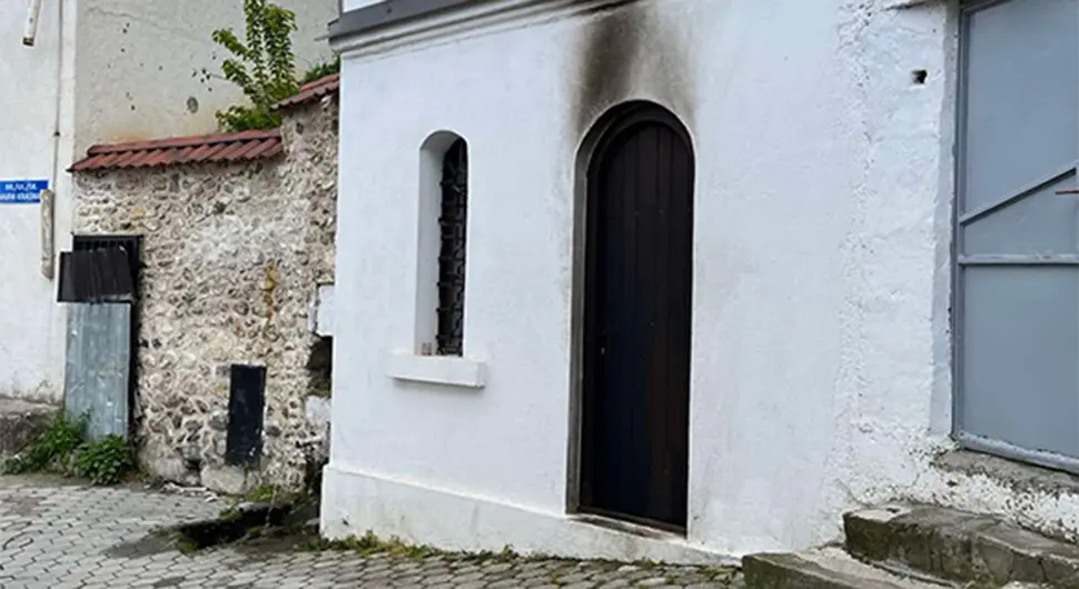 Identifikovani maloljetnici osumnjičeni za paljenje vrata na crkvi u Prizrenu