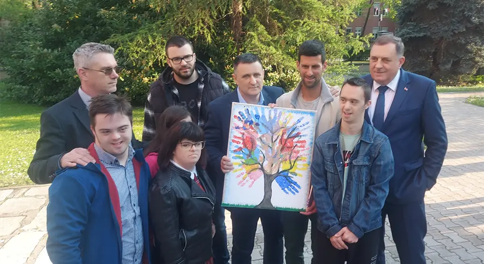 Đajić i članovi Daun centra uručili Đokoviću "Drvo života"