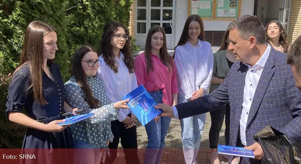 Đajić podijelio po 300 KM najboljim maturantima