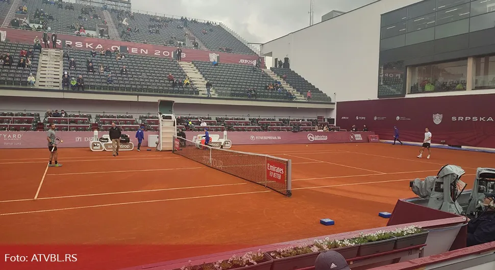 Kiša stala, počeo tenis: Đere na terenu