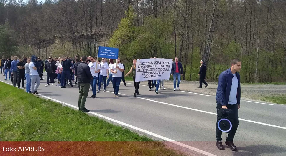Protest članova DNS-a u blizini kuće Željka Dubravca zbog prelaska u Trivićkin tabor