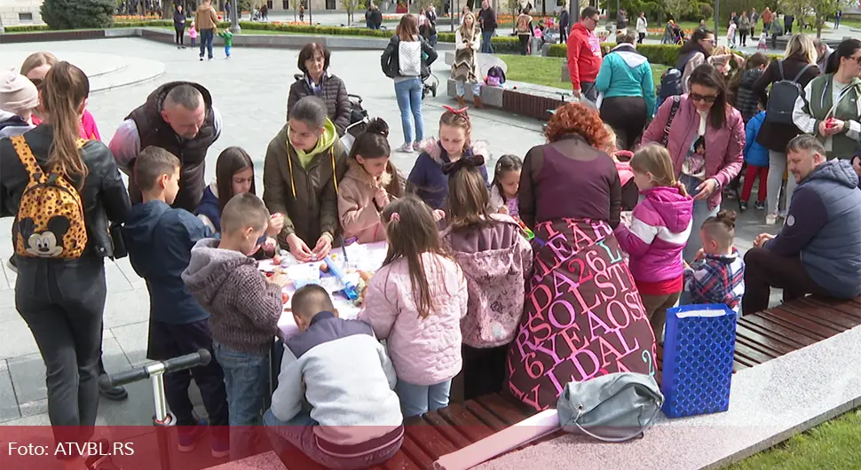 Ispred Hrama Hrista Spasitelja organizovano ukrašavanje vaskršnjih jaja