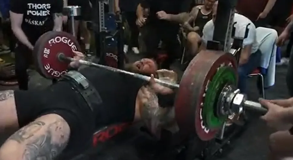 Jeziv krik najjačeg čovjeka na svijetu - Pokušao dići 252 kg, a onda se desila nesreća