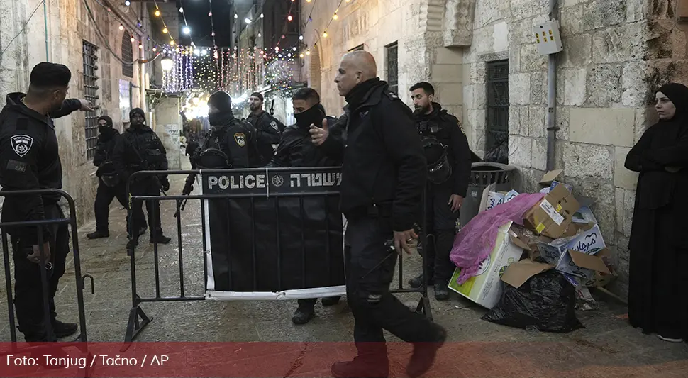 Ubijen muškarac koji je pokušao da otme pištolj od policajca