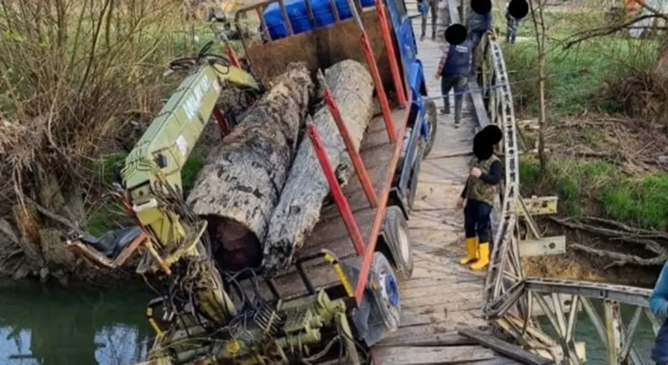 Kamion propao kroz drveni most - FOTO