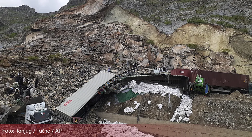 Klizište zatrpalo kamione, zarobljene desetine ljudi
