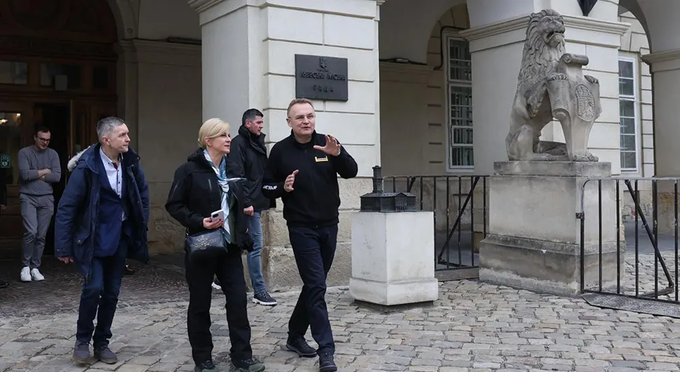 Kolinda otišla u Ukrajinu i pozirala s mačkom - FOTO
