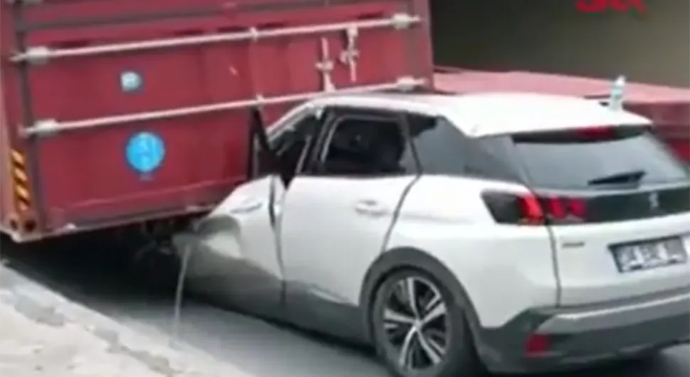 Košarkaš Efesa doživio težak udes: Prikolica kamiona mu pala na auto