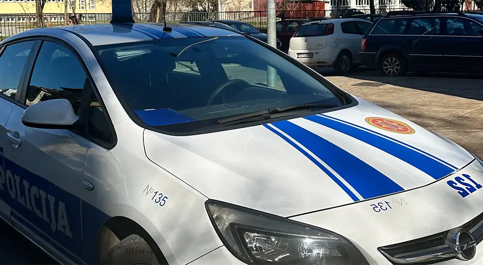 Покушао аутом да прегази емотивну партнерку па ударио у друго возило и расвјету