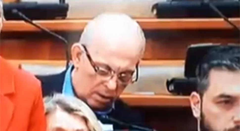 Poslanik zaspao tokom sjednice