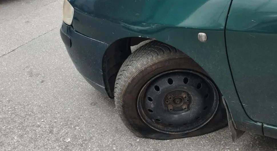 Vandal buši gume vozačima: Sarajlije upozorile sugrađane