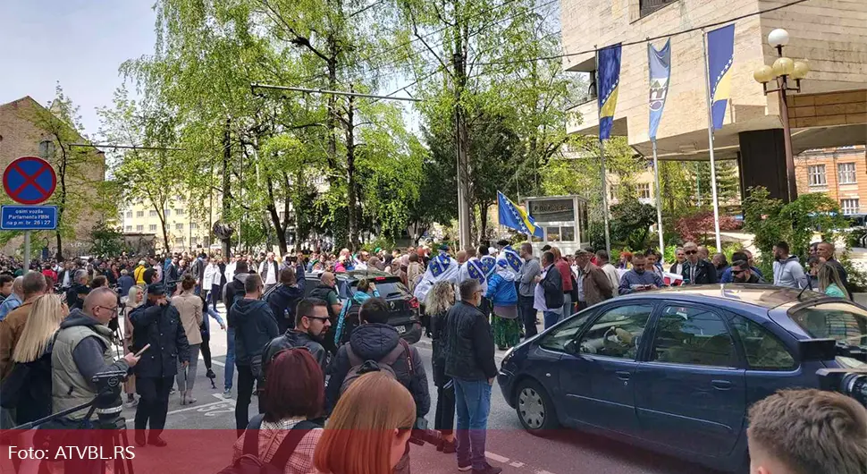 Prekršajni nalozi nakon protesta ispred Parlamenta FBiH