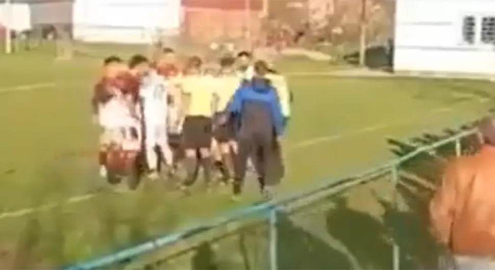 Samo na Balkanu: Navijač ušao s satarom na teren - VIDEO