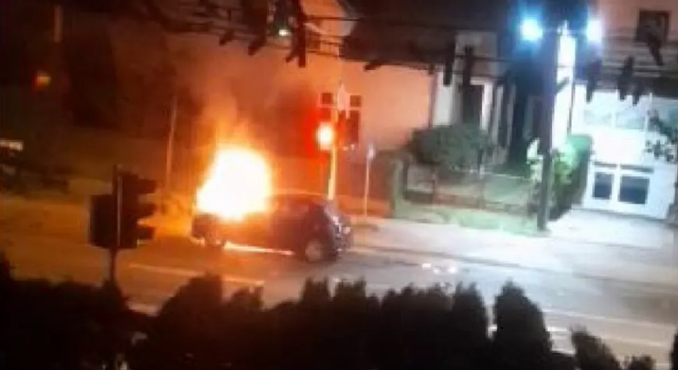 Auto se zapalio na semaforu u Banjaluci