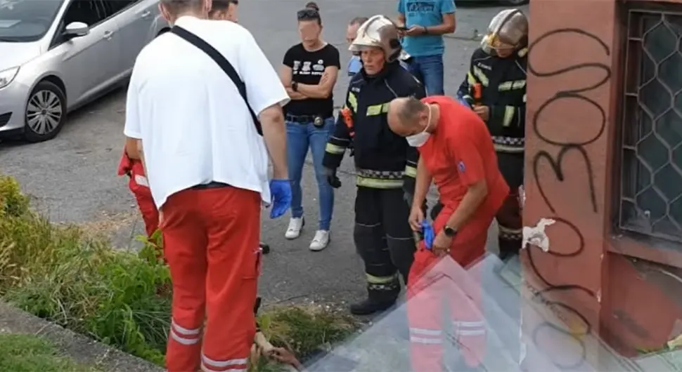 Upao u šaht pa zvao vatrogasce - VIDEO