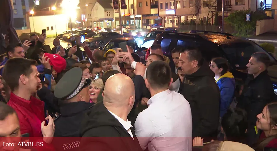 Ludnica u Banjaluci zbog Đokovića: Dočekan bakljama