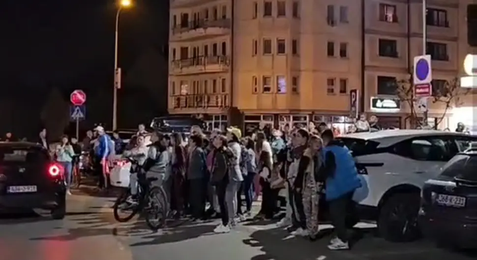 Djeca skandiraju "Izađi Nole"
