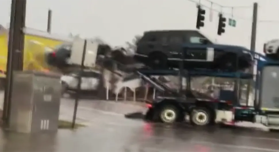 Voz prepolovio kamion natovaren automobilima