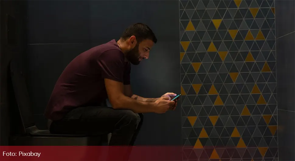 Vrebaju brojne opasnosti: Evo zašto ne treba da nosite telefon u WC